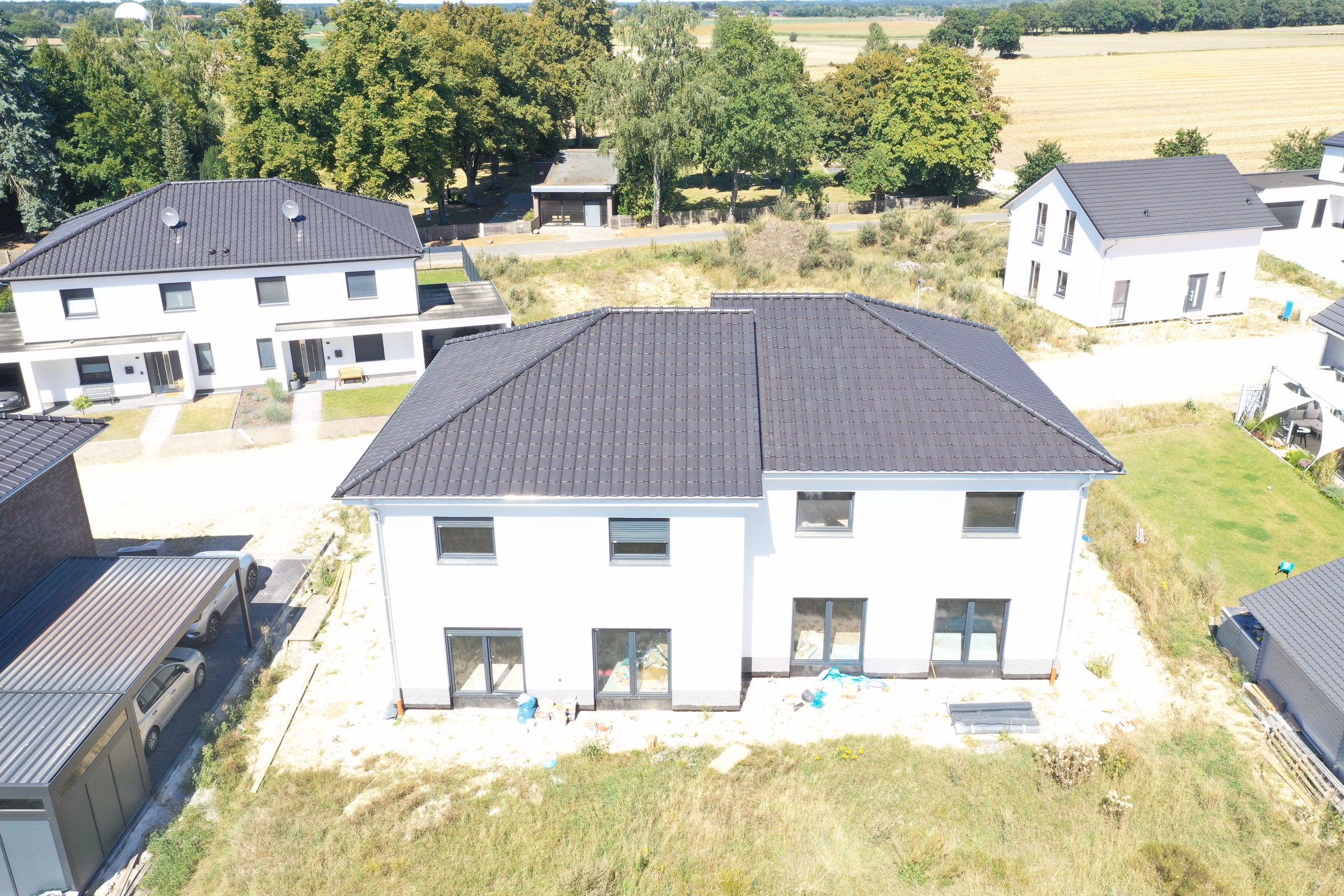 Frontale Luftaufnahme des Neubau-Doppelhauses am Fasanenring 25