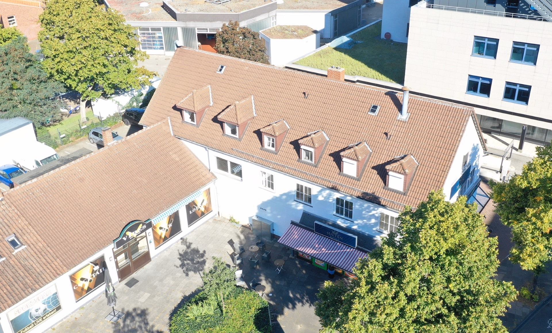 Frontale Drohnenaufnahme aller drei Hausnummern am Schachtweg
