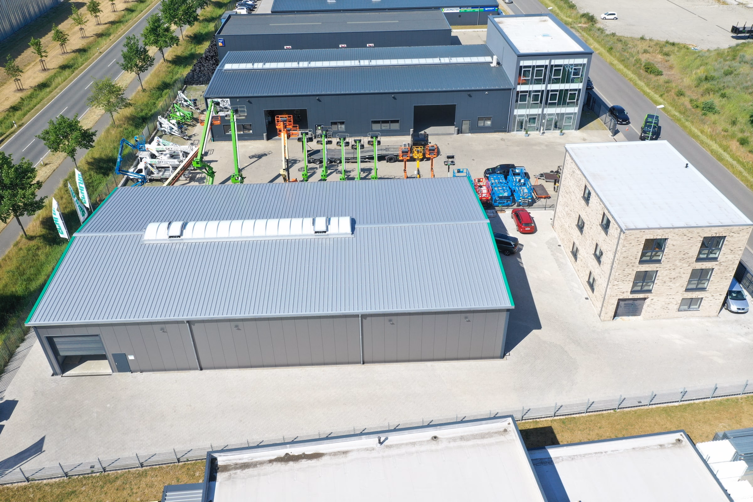 Luftaufnahme von Halle und Bürohaus am Max-von-Laue-Weg 5c