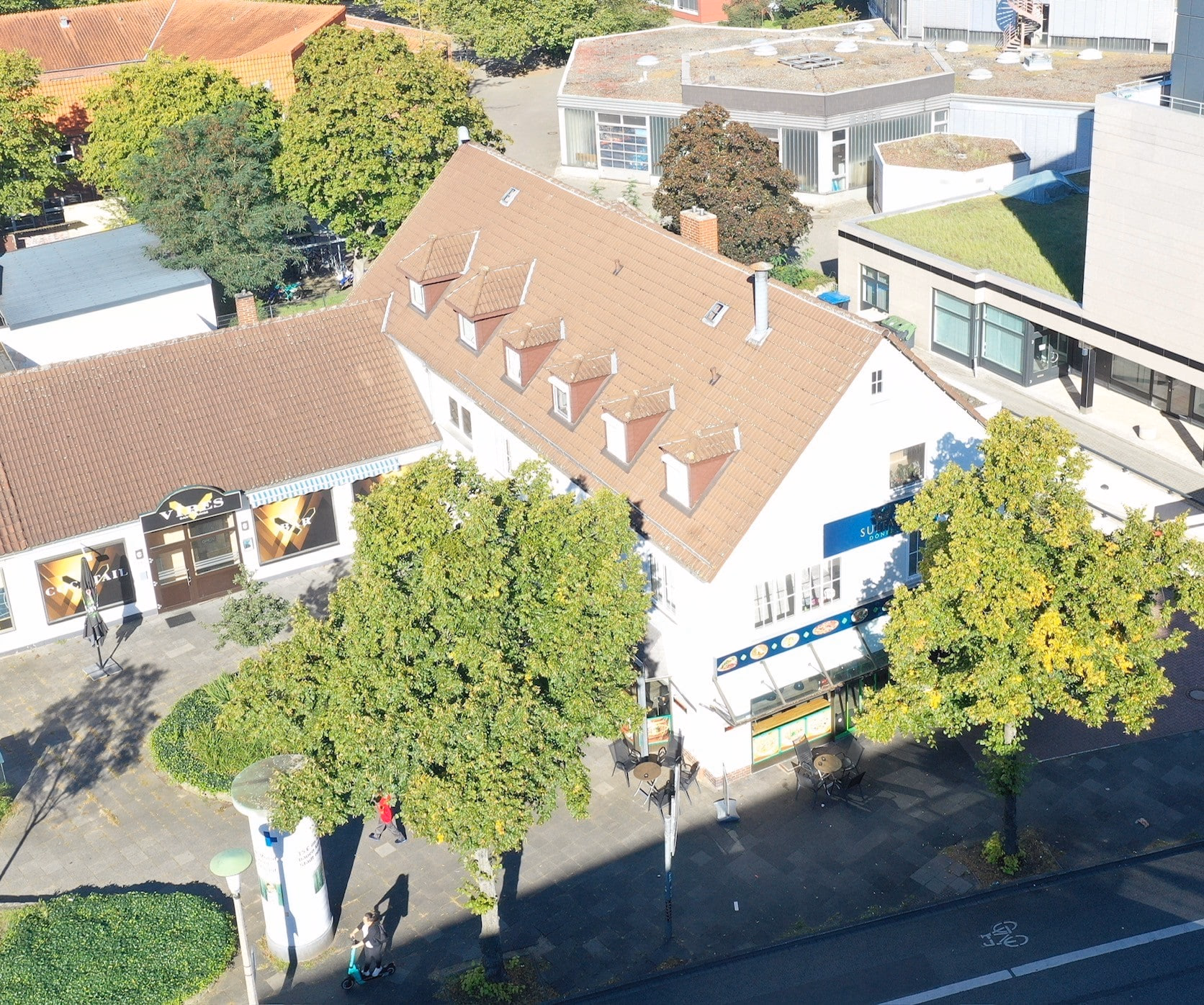 Schräge Drohnenaufnahme mit Straßenraum
