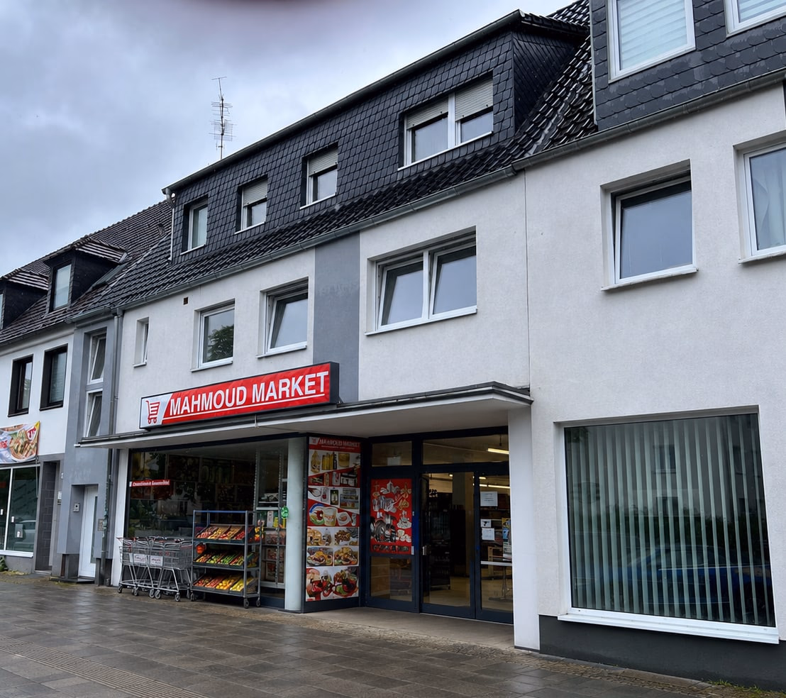 Straßenansicht mit Gewerbeeinheit im Erdgeschoss