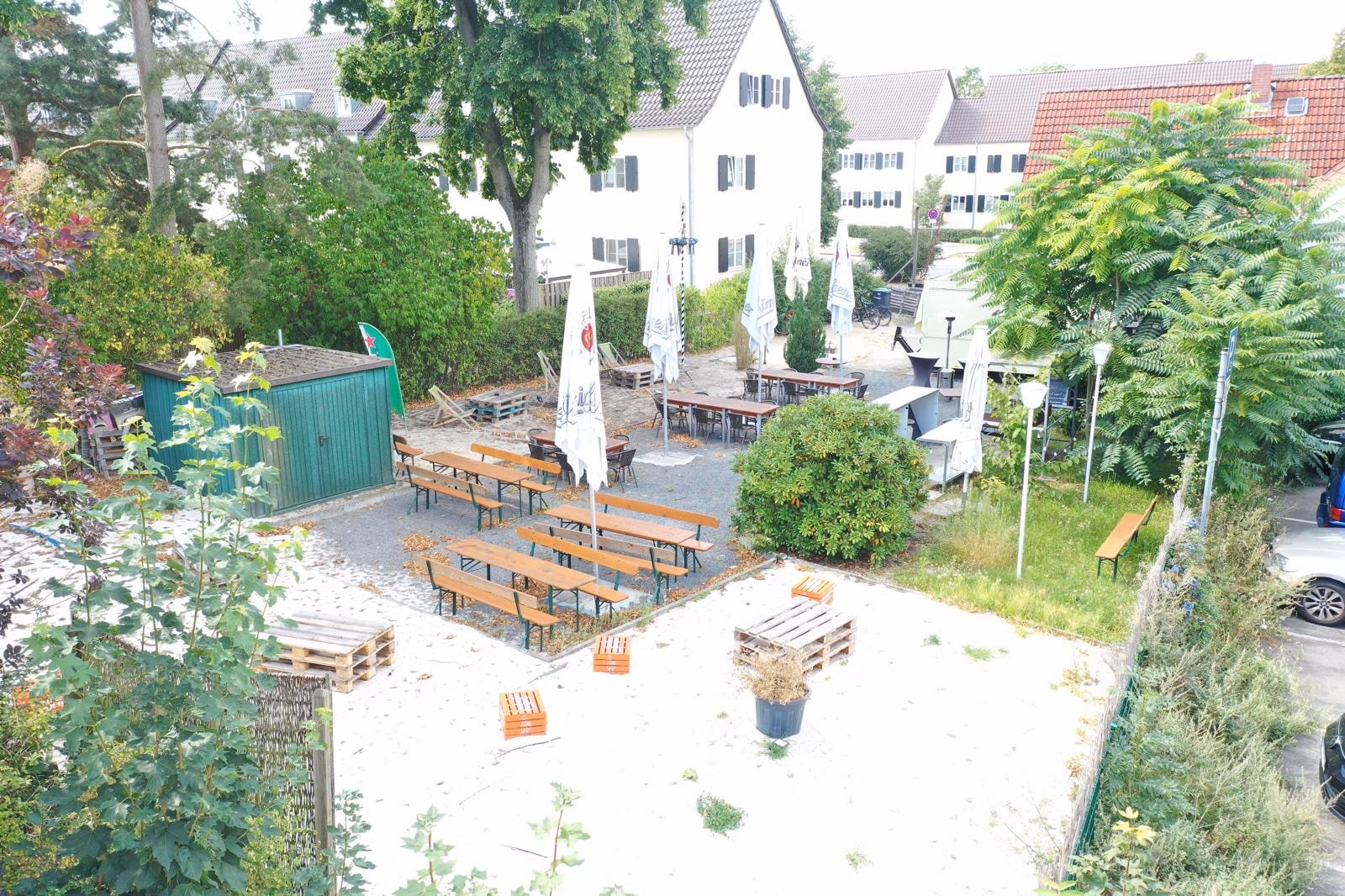Luftaufnahme der Hofseite mit Biergarten