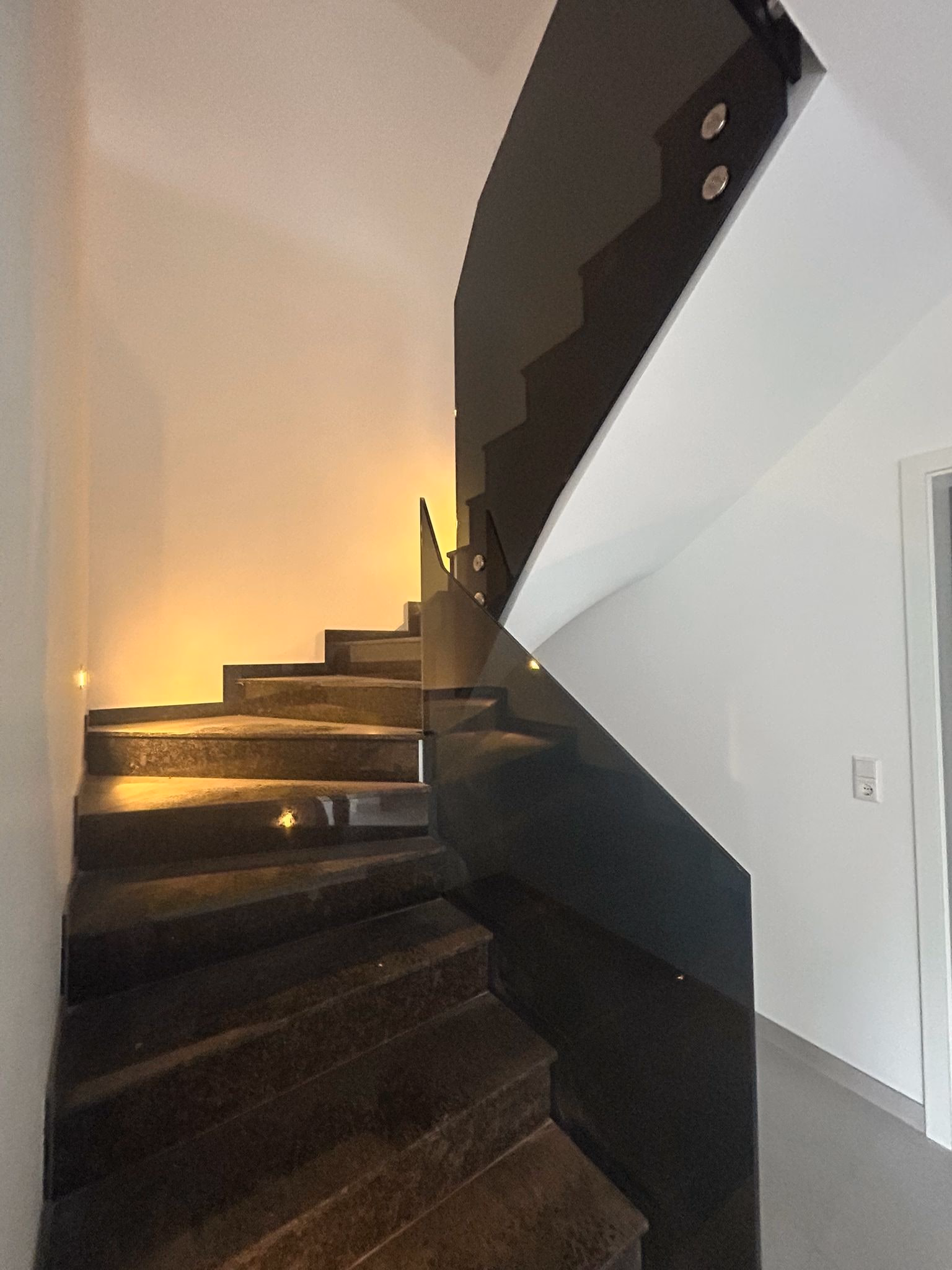 Innenansicht der Granittreppe mit Glasgeländer
