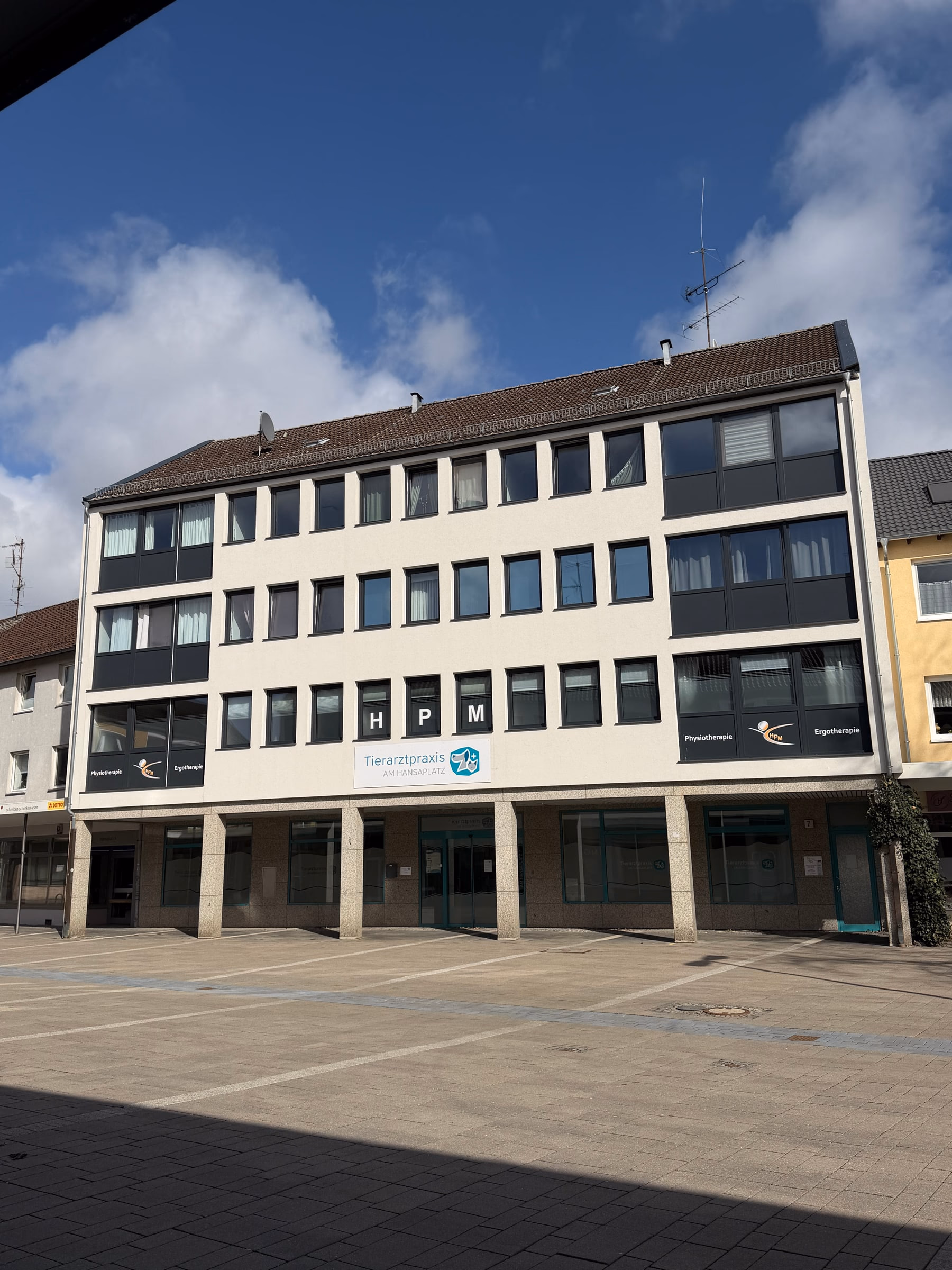 Frontansicht mit Tierarztpraxis am Hansaplatz und HPM Physio- & Ergotherapie