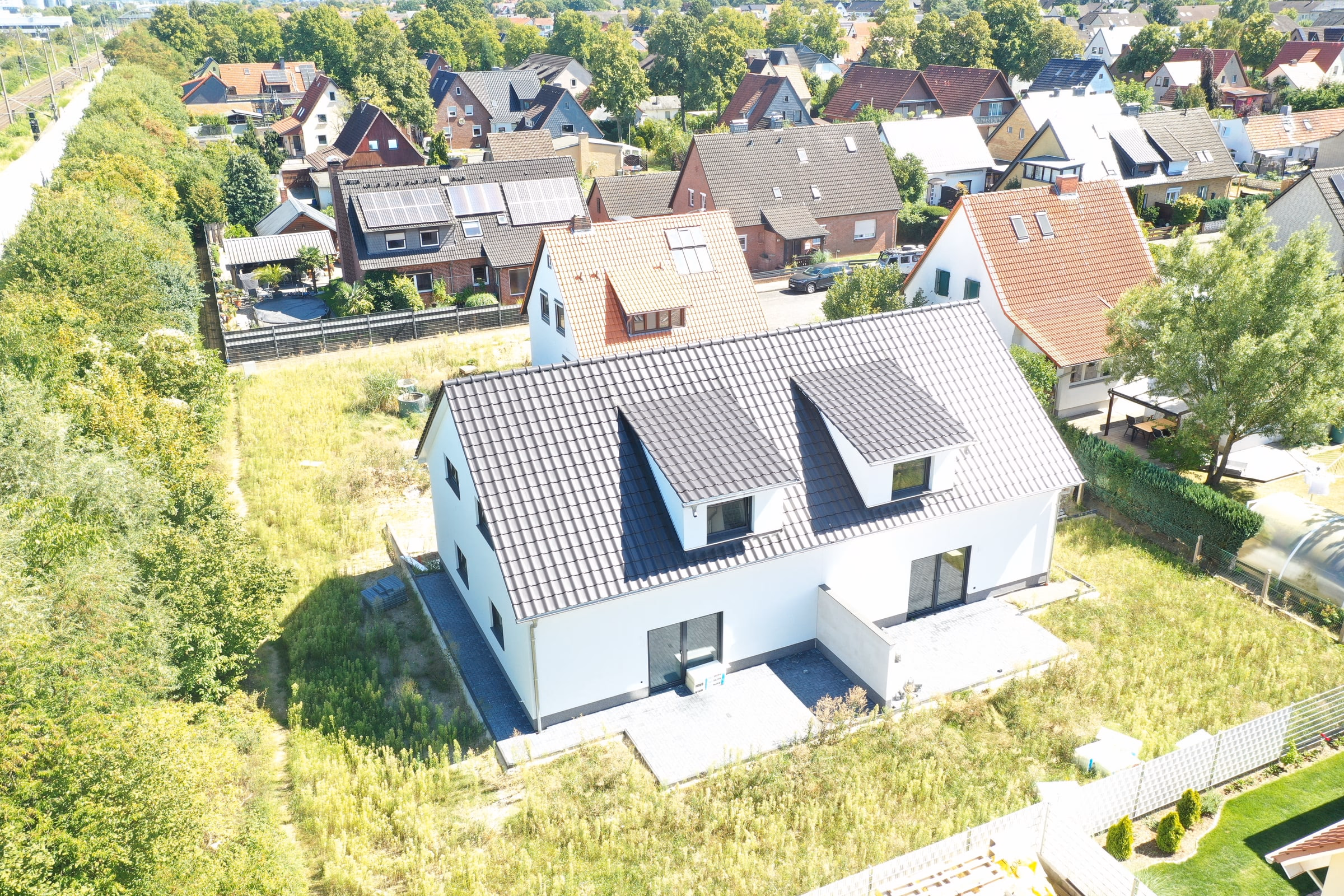 Luftaufnahme des Neubau-Doppelhauses am Rischfeldweg 8