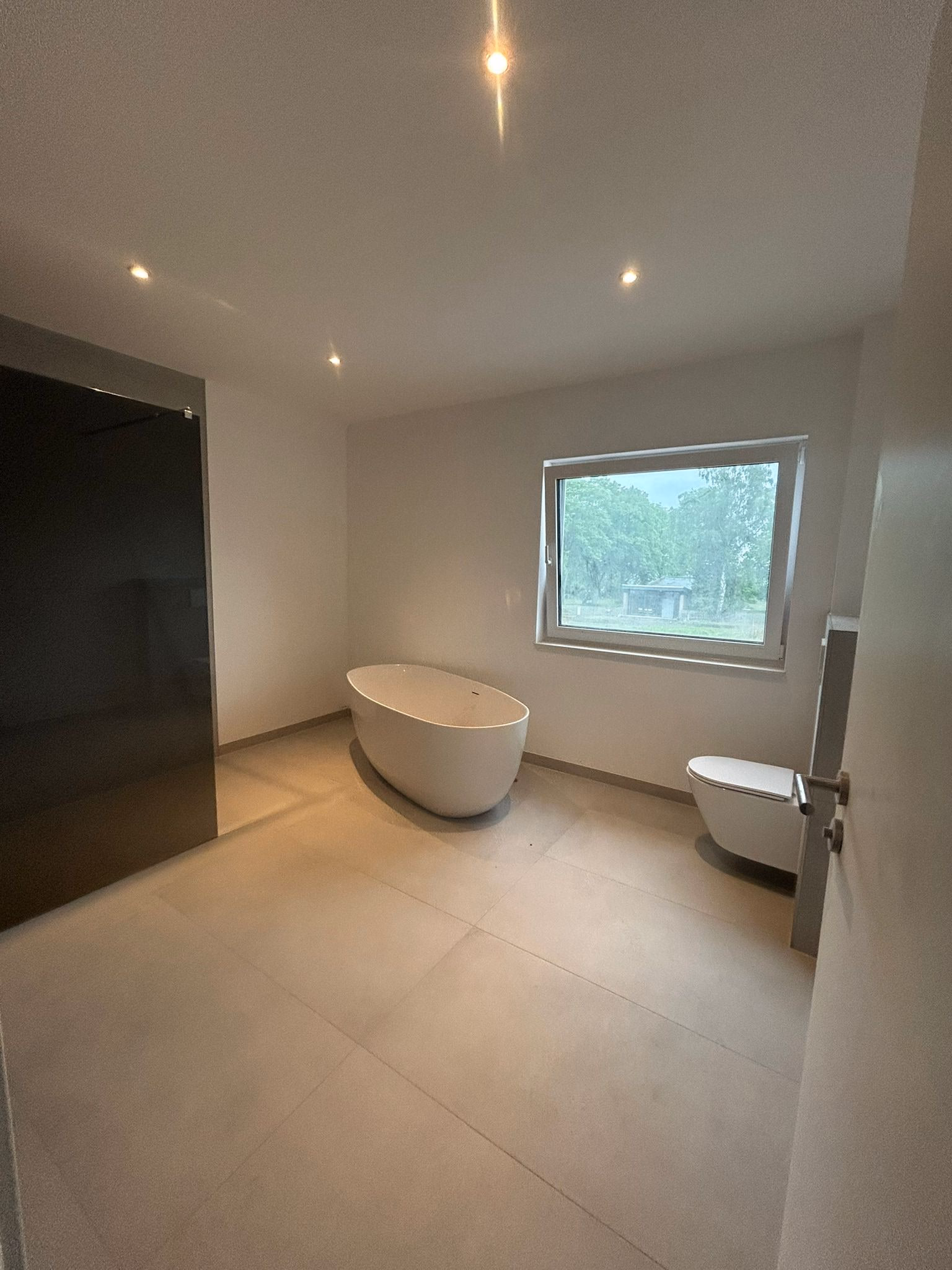 Badezimmer mit freistehender Badewanne und Walk-in-Dusche