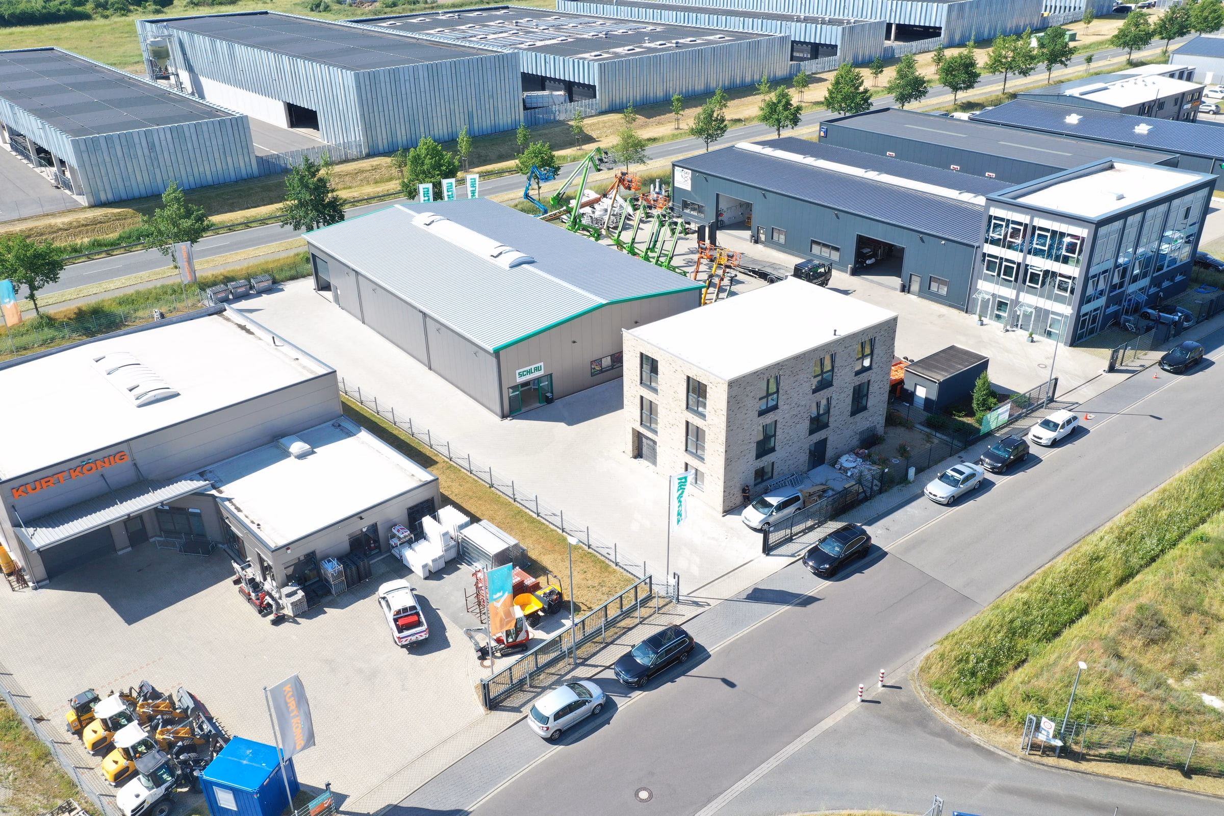 Weite Luftaufnahme des Gewerbeensembles am Max-von-Laue-Weg