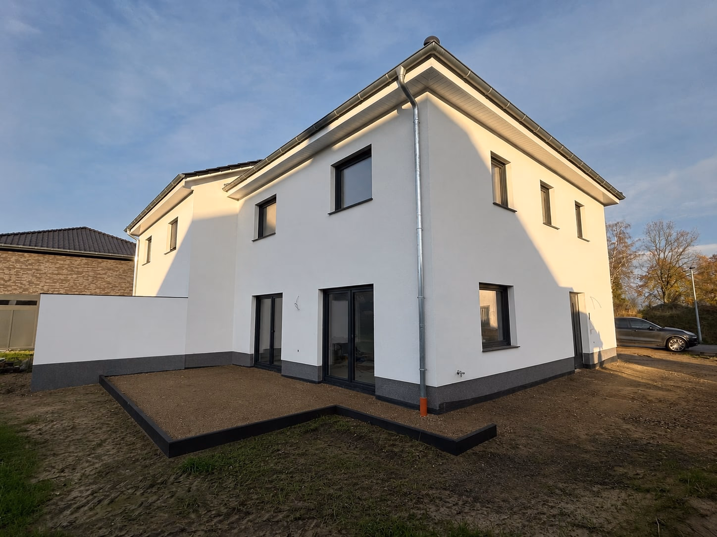 Gartenseite mit Terrasse